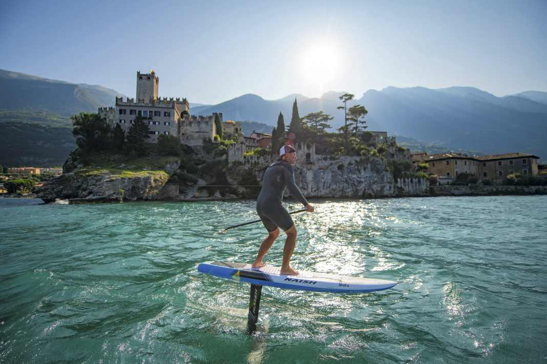 Kleine Windwellen  wie hier am Gardasee reichen aus, um auf  dem Foil lange  Strecken zu fliegen.